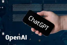 ChatGPT وOpenAI على شاشة جوال في يد