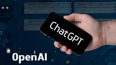 ChatGPT وOpenAI على شاشة جوال في يد