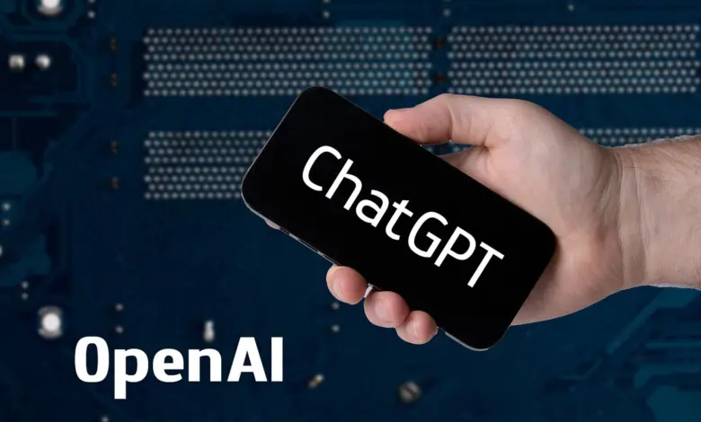 ChatGPT وOpenAI على شاشة جوال في يد