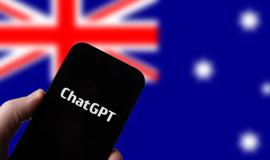 يد تمسك جوالًا يعرض ChatGPT