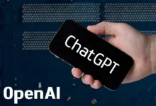 هاتف في يد يعرض شعار ChatGPT وبجانبه كلمة OpenAI