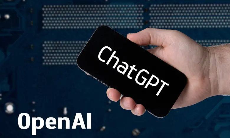 هاتف في يد يعرض شعار ChatGPT وبجانبه كلمة OpenAI