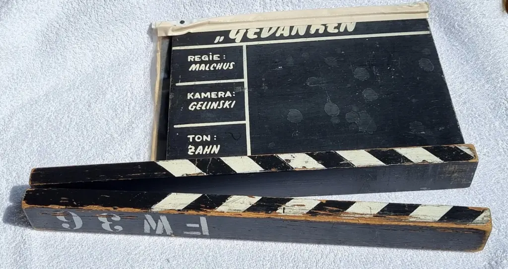 لوح كلاكيت وغلاف شريط أفلام مكتوب عليه بالألمانية