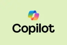 شعار Microsoft Copilot على خلفية خضراء فاتحة