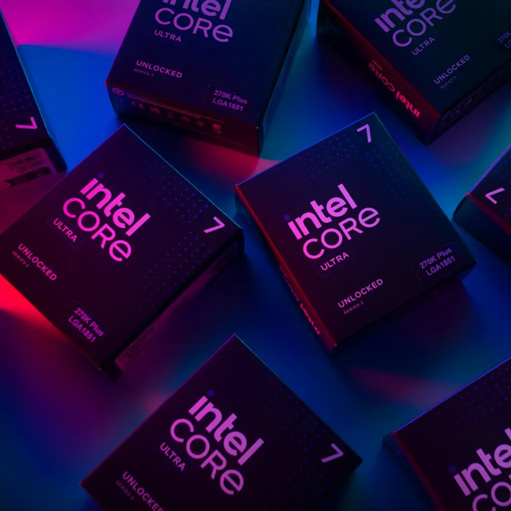 عبوات Core Ultra 7 270K Plus بإضاءة زرقاء ووردية