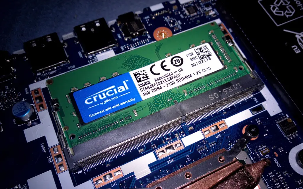 شريحة ذاكرة Crucial مركّبة في فتحة الذاكرة داخل لابتوب