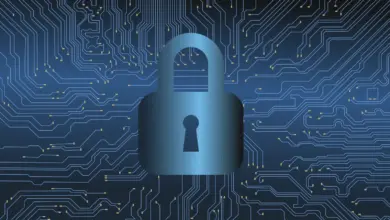 قفل رقمي فوق دوائر إلكترونية زرقاء