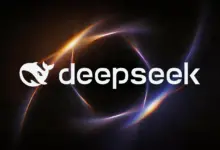 شعار DeepSeek على خلفية داكنة بتوهج ملوّن