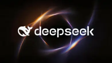 شعار DeepSeek على خلفية داكنة بتوهج ملوّن
