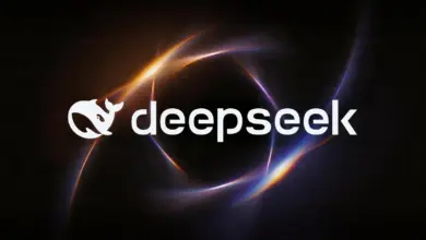 شعار DeepSeek على خلفية داكنة بخطوط ضوئية