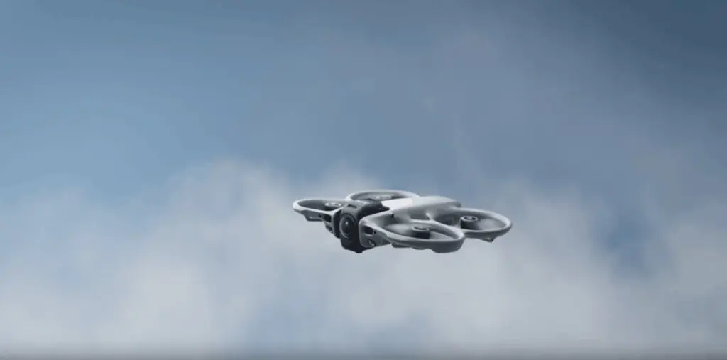 طائرة DJI Avata 360 محلّقة وسط الغيوم