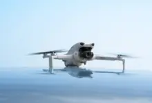 طائرة DJI Lito 1 محلّقة فوق سطح ماء