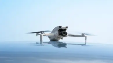 طائرة DJI Lito 1 محلّقة فوق سطح ماء