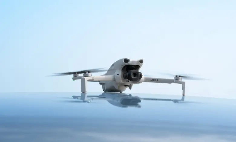 طائرة DJI Lito 1 محلّقة فوق سطح ماء