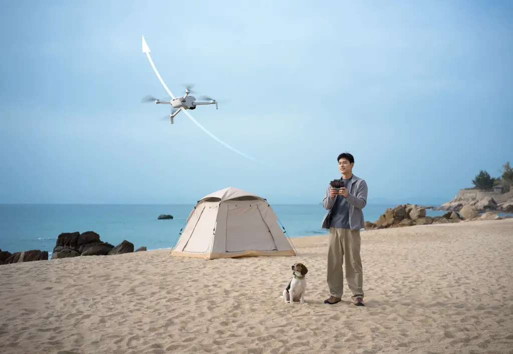طائرة DJI Lito 1 تتتبع شخصًا على شاطئ بالتصوير التلقائي