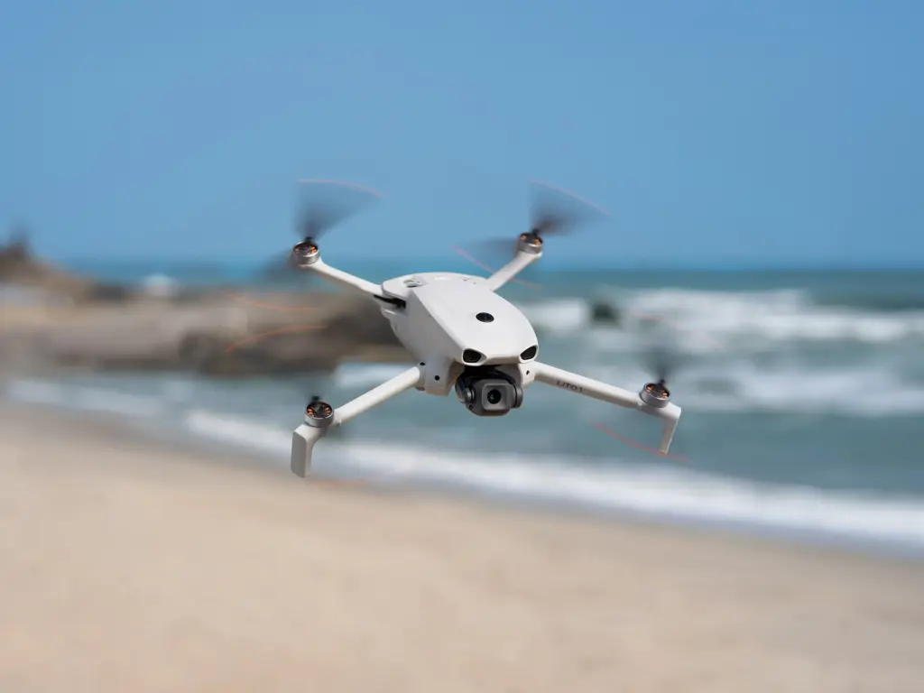 طائرة DJI Lito 1 محلّقة فوق شاطئ بحري