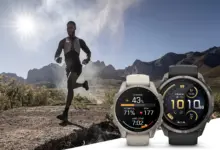 Garmin Fenix 9 Pro و Fenix 9 ساعتان رياضيتان بجانب عدّاء جبلي