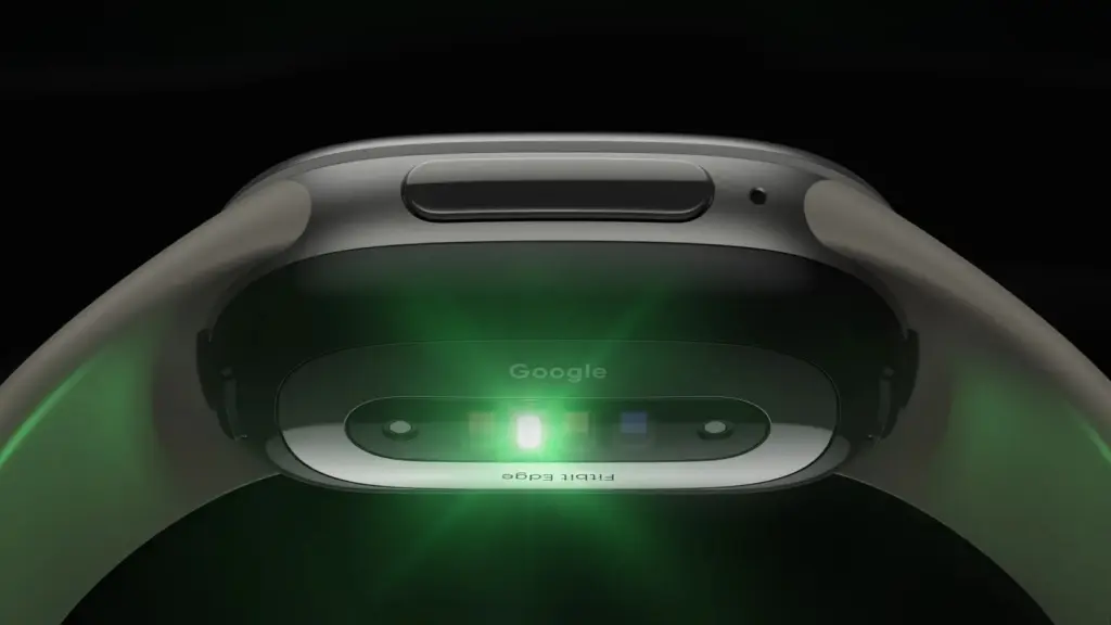 الجزء الخلفي من Fitbit Edge مع حساسات النبض المضيئة