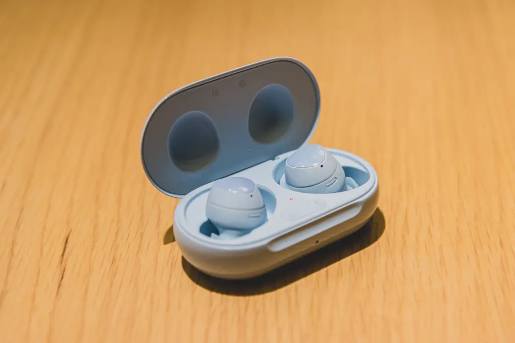 سماعتا Galaxy Buds+ داخل علبة الشحن المفتوحة