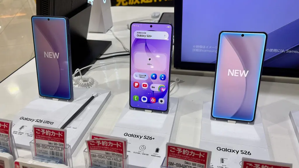 هواتف Galaxy S26 معروضة في أحد المتاجر