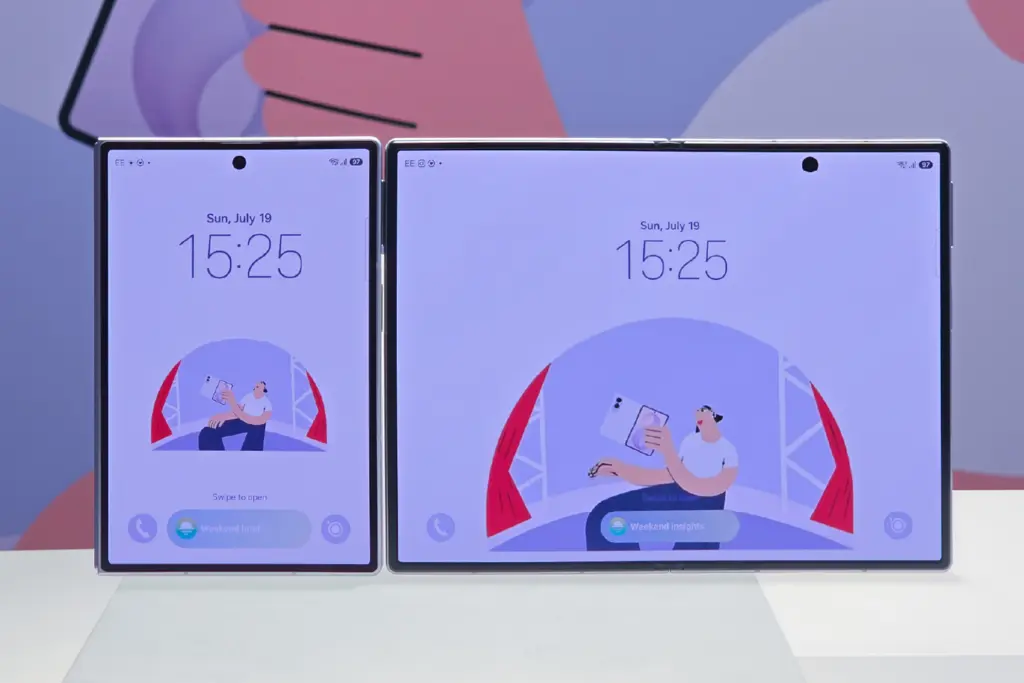 شاشتا Galaxy Z Fold8 العادي الخارجية والداخلية
