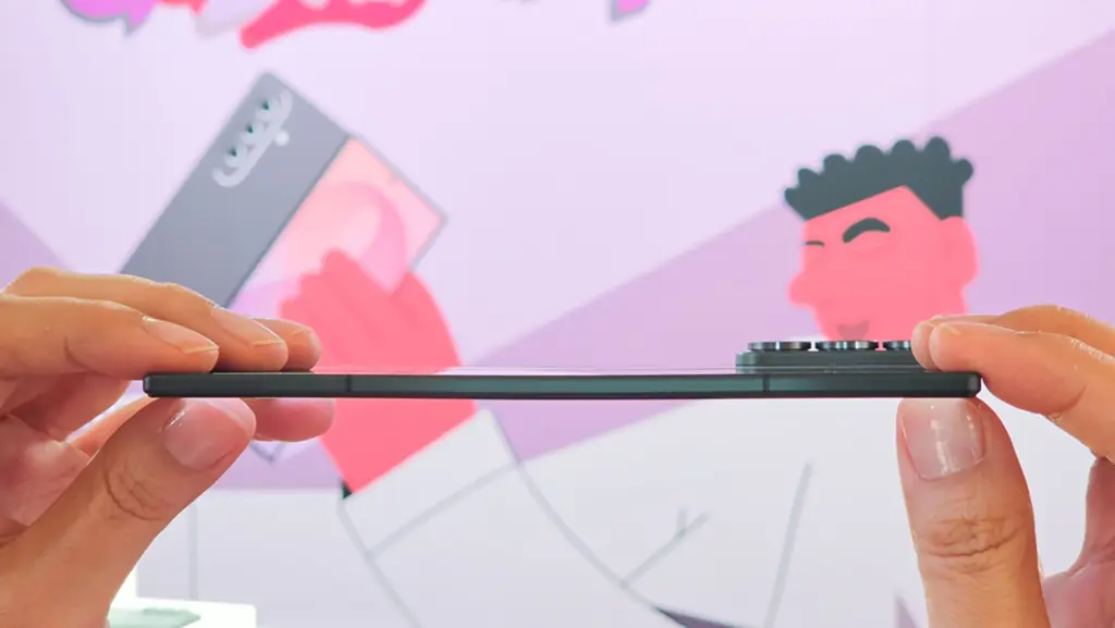 Galaxy Z Fold8 Ultra مطويًا بين إصبعين يوضح نحافة الجهاز