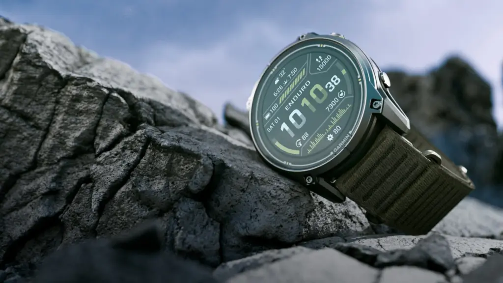 ساعة Garmin Enduro 4 فوق صخرة بسوار نايلون زيتوني