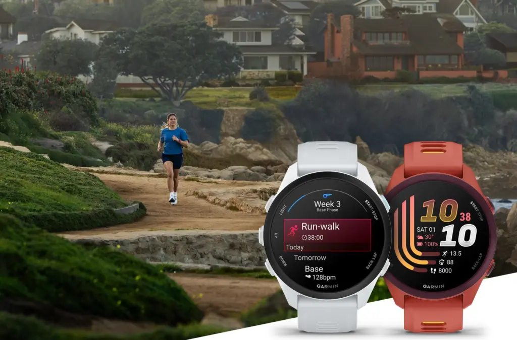 عدّاءة تجري على مسار ساحلي وبجانبها ساعتا Garmin Forerunner 70 بلونين