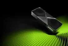 بطاقة GeForce RTX 5090 Founders Edition على خلفية خضراء