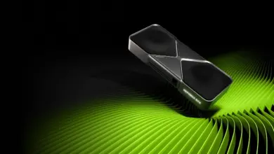 بطاقة GeForce RTX 5090 Founders Edition على خلفية خضراء