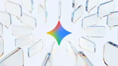 شعار Gemini بين فقاعات محادثة شفافة