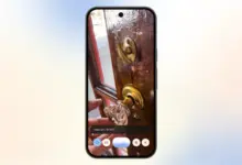 هاتف يعرض كاميرا Gemini Live وهي تفحص قفل باب