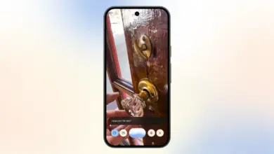 هاتف يعرض كاميرا Gemini Live وهي تفحص قفل باب