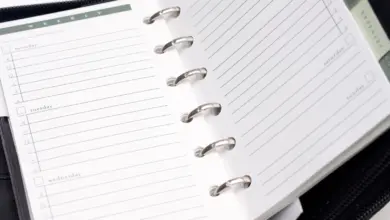 مفكرة تنظيم شخصية مفتوحة على صفحة فارغة