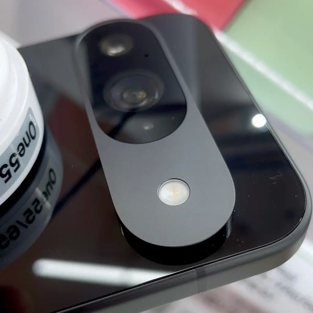 كاميرا هاتف Google Pixel 9 من الخلف