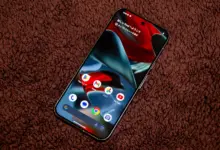 هاتف Google Pixel 9 Pro XL من الأمام وشاشته الرئيسية مضاءة