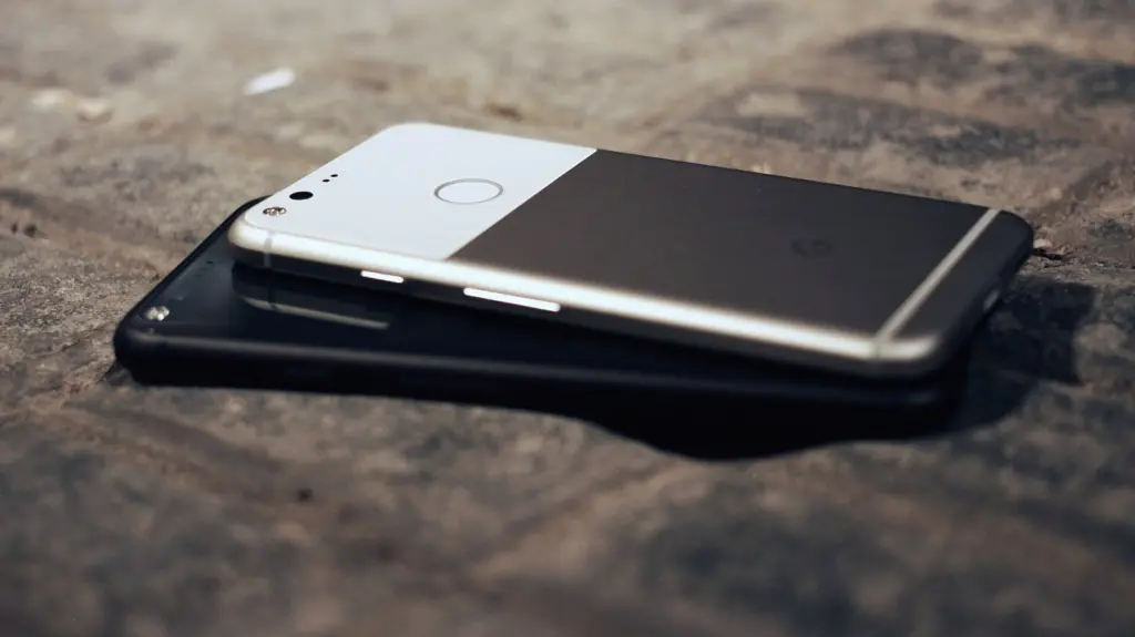 هاتفان من Google Pixel فوق بعضهما على سطح خشن