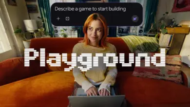 صورة رسمية لمنصة Playground من Google: امرأة تكتب وصف لعبة أمام حاسوب