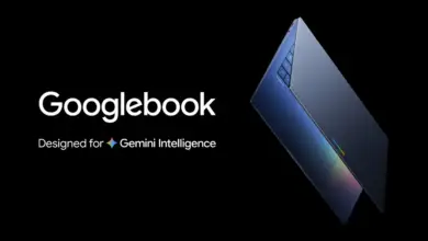 شعار Googlebook وحاسوب محمول مغلق جزئيًا