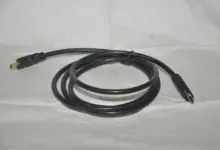 كابل HDMI أسود ملفوف على قماش أبيض