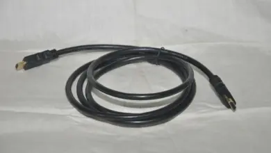 كابل HDMI أسود ملفوف على قماش أبيض