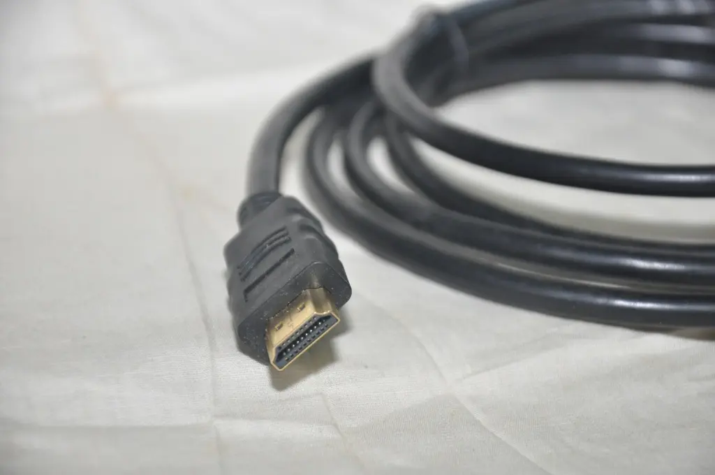 قابس HDMI ذهبي الأطراف عن قرب على كابل أسود