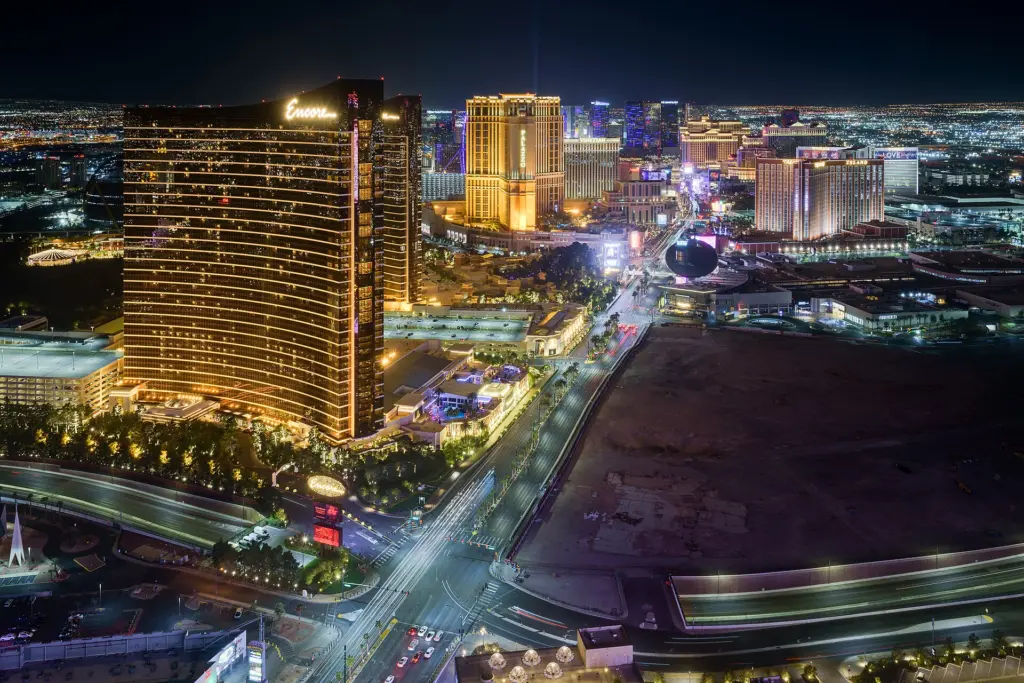 صورة ليلية لأفق لاس فيغاس بتقنية HDR تحتفظ بتفاصيل الأضواء والظلال