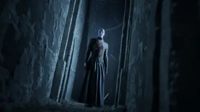 Pinhead واقفًا في ممر حجري مظلم في لعبة Hellraiser Revival