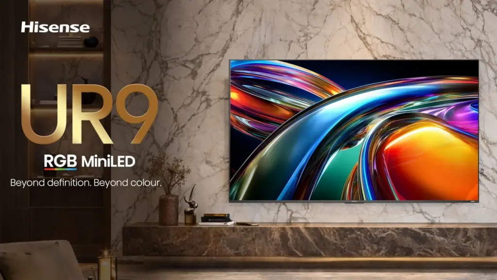 تلفزيون Hisense UR9 RGB MiniLED معلقًا في غرفة معيشة