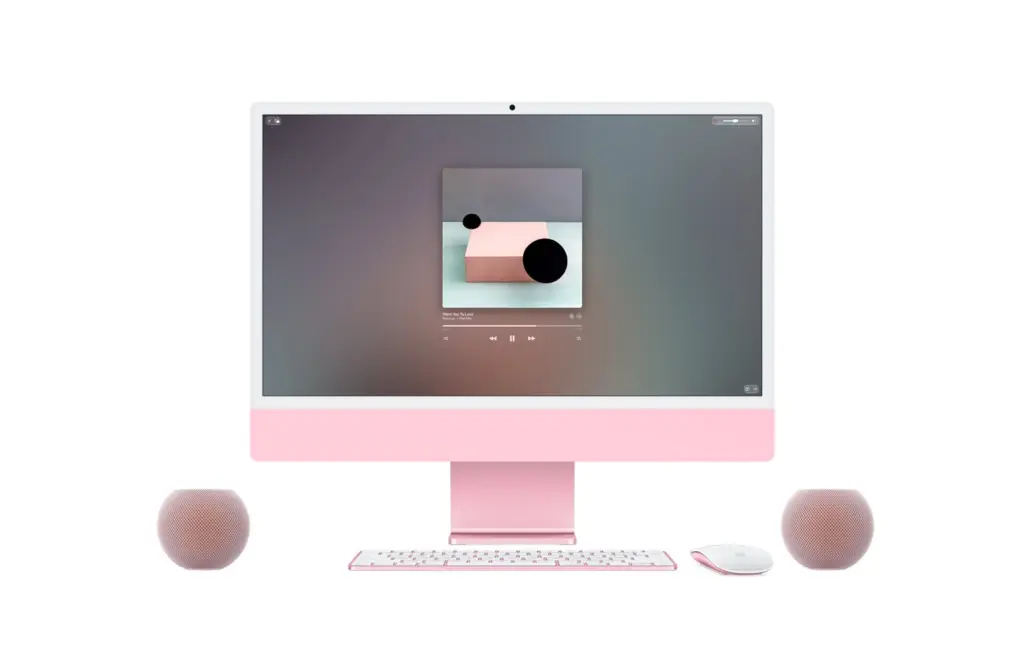 جهاز iMac وردي بجانبه مكبران HomePod mini 2 بوصفهما زوج استيريو