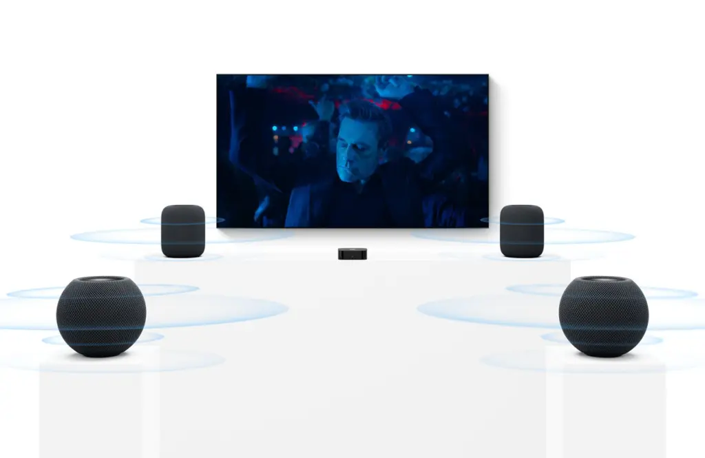 أربعة مكبرات HomePod mini 2 حول تلفزيون مع Apple TV