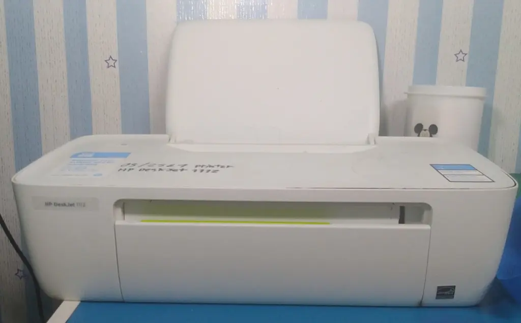 طابعة حبر HP Deskjet 1112 بيضاء بصينية ورق مرفوعة