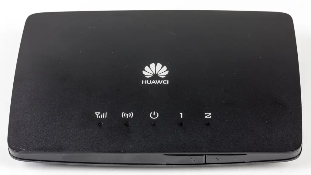 راوتر Huawei أسود تظهر على واجهته مؤشرات الإشارة والواي فاي والطاقة