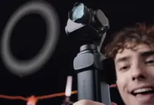 كاميرا Insta360 Luna Ultra بعدستيها على مقبض التثبيت